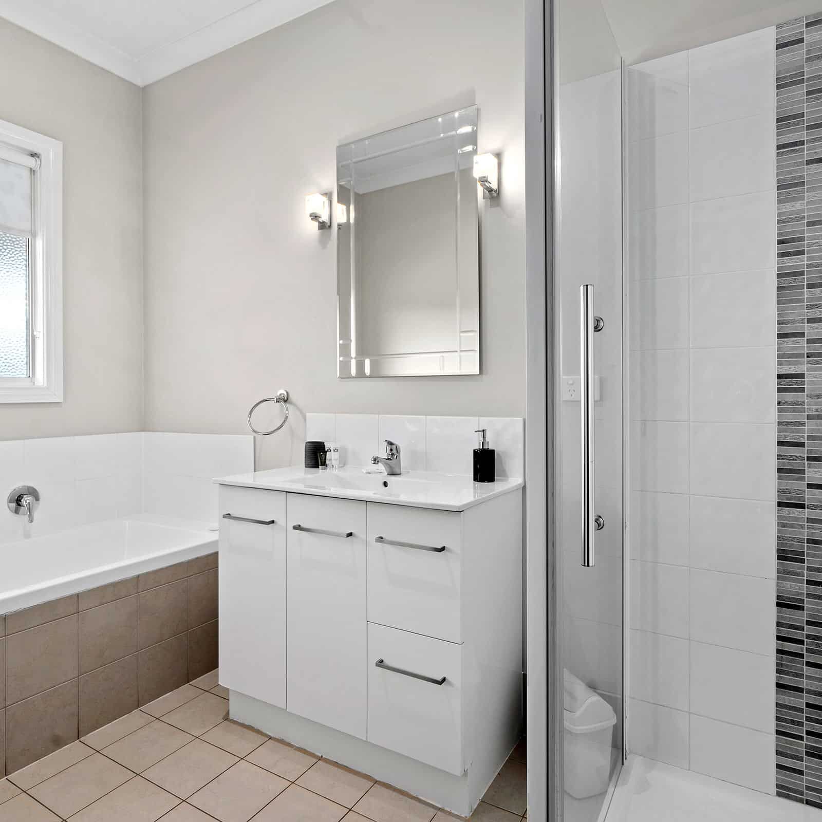 Leda Lodge Airbnb Bathroom